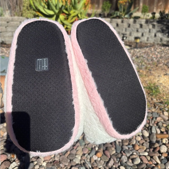 Slippers - Picture 3 of 7